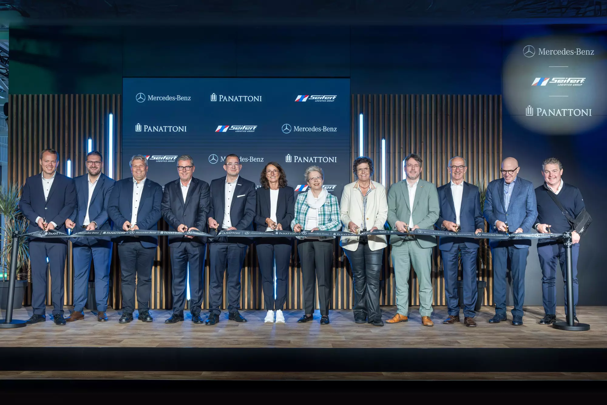 Pressefoto feierliche Übergabe Mercedes-Benz